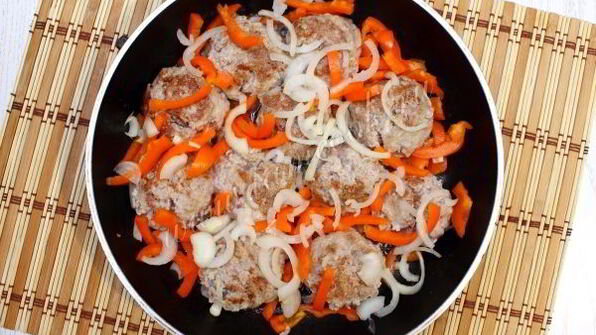 тефтели в томате с фасолью и перцем