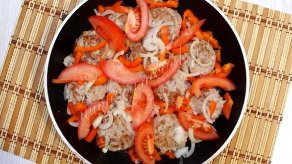 тефтели в томате с фасолью и перцем