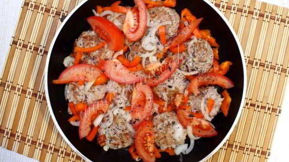 тефтели в томате с фасолью и перцем