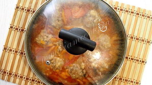 тефтели в томате с фасолью и перцем