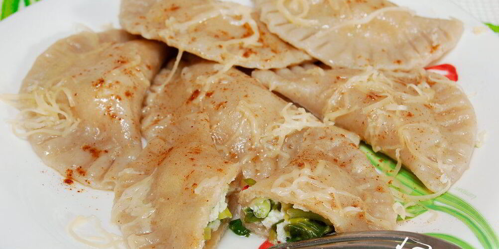 Рецепт вареников из ржаного теста с творогом и черемшой