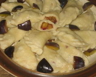 Вареники из творожного теста со сливами