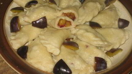 Вареники из творожного теста со сливами