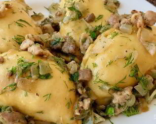 Вареники с капустой на пару с зажаркой