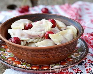 Вареники с замороженной вишней