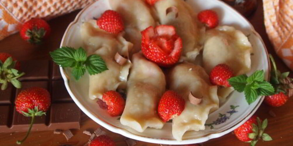 Рецепт заварных вареников с клубникой и шоколадом