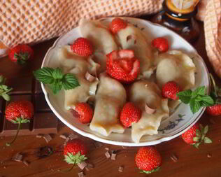 Заварные вареники с клубникой и шоколадом