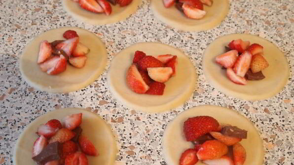 заварные вареники с клубникой и шоколадом