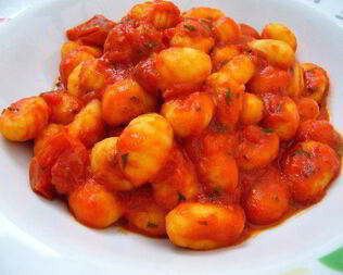 Веганские картофельные ньокки с насыщенным томатным соусом