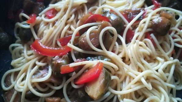 яичная лапша с овощами по-азиатски