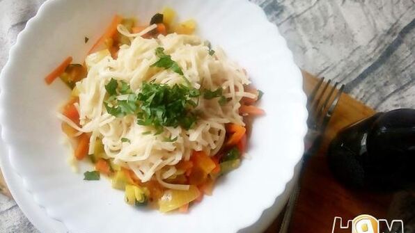 яичная лапша с овощами