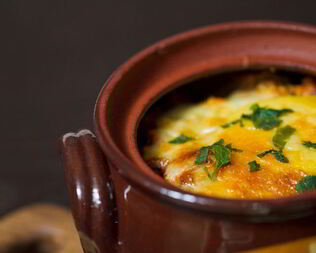 Куриное жаркое в горшочках