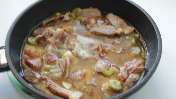 мясное жаркое в соусе из сливок и белого вина