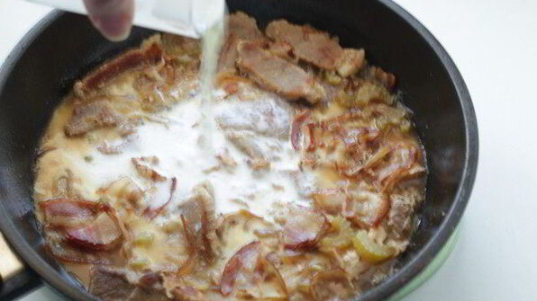 мясное жаркое в соусе из сливок и белого вина