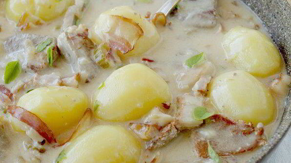 мясное жаркое в соусе из сливок и белого вина