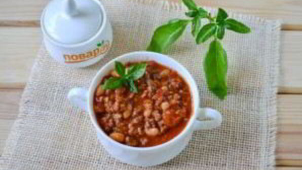 жаркое из говяжьего фарша, помидоров и фасоли