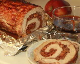 Жаркое из свинины, фаршированное яблоками и клюквой