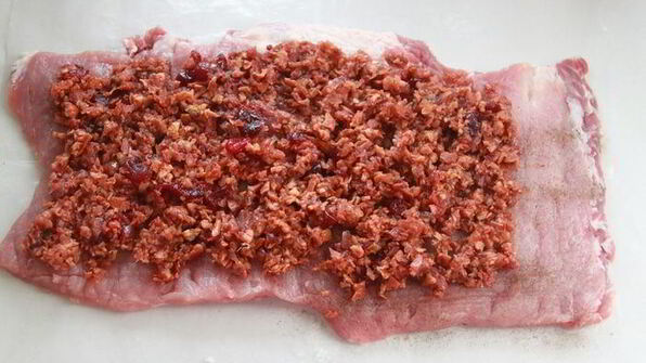 жаркое из свинины, фаршированное яблоками и клюквой