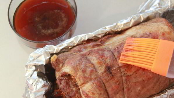 жаркое из свинины, фаршированное яблоками и клюквой