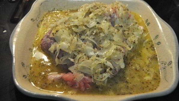 жаркое из свинины с луком, чесноком и цитрусом