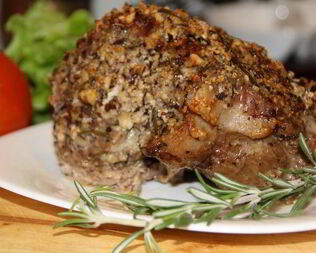 Жаркое из свинины в орехово-горчичной панировке