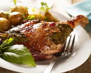 Жаркое из утки с капустой и виноградом