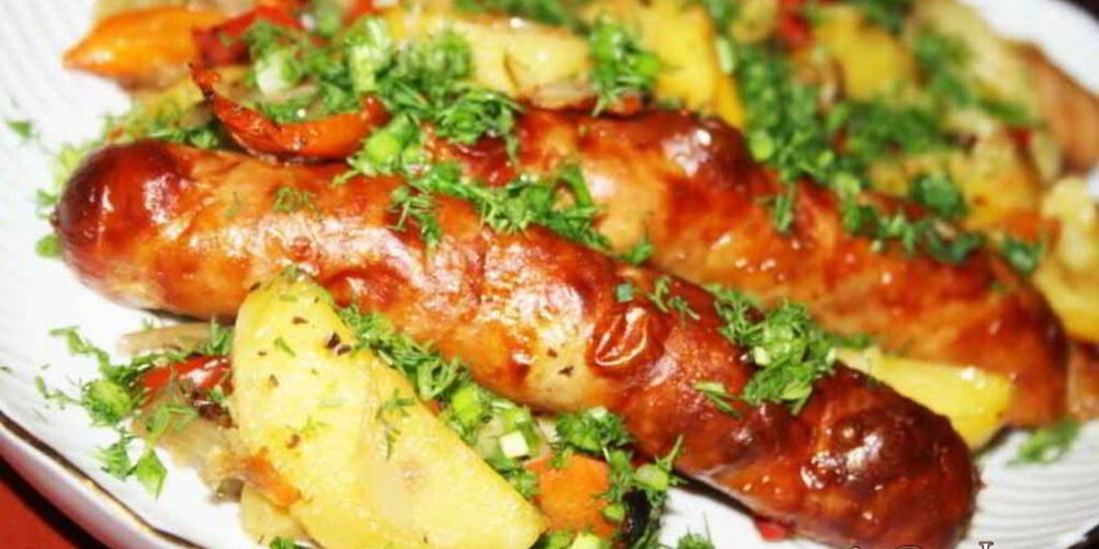 Рецепт жаркого с колбасками в духовке