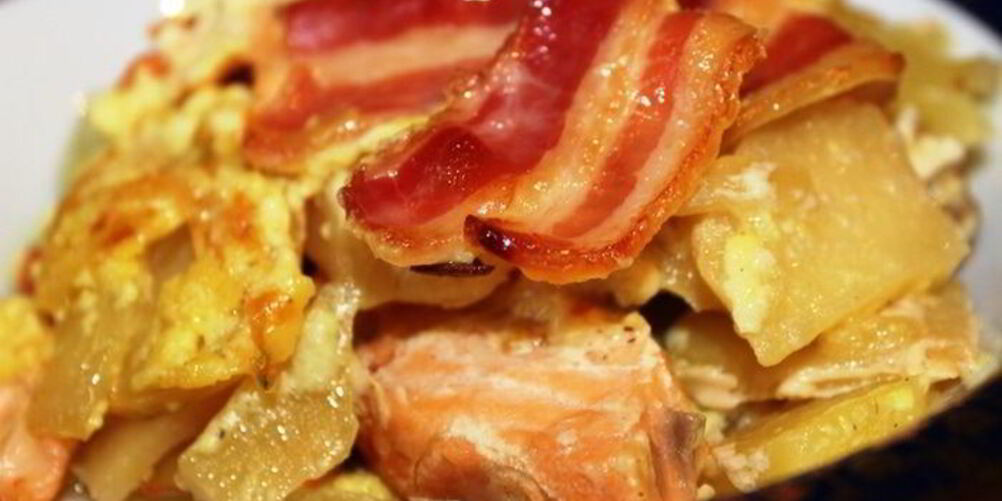 Рецепт жаркого с семгой и беконом в горшочке