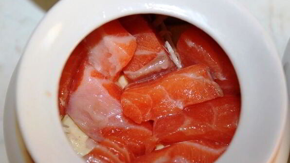 жаркое с семгой и беконом в горшочке