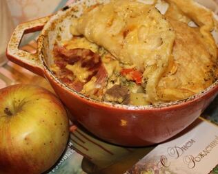 Жаркое с языком и беконом под крышкой из слоеного теста Сытый Патрик