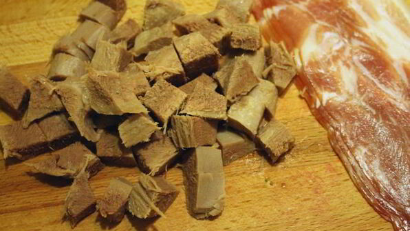 жаркое с языком и беконом под крышкой из слоеного теста сытый патрик