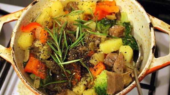 жаркое с языком и беконом под крышкой из слоеного теста сытый патрик