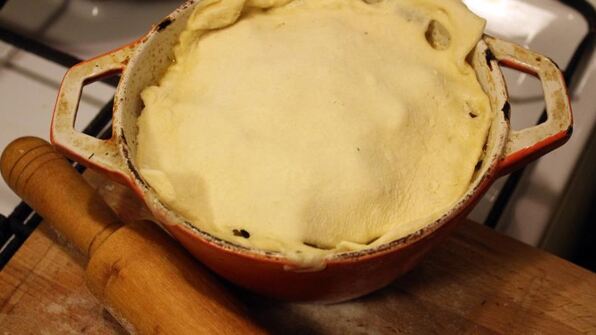 жаркое с языком и беконом под крышкой из слоеного теста сытый патрик