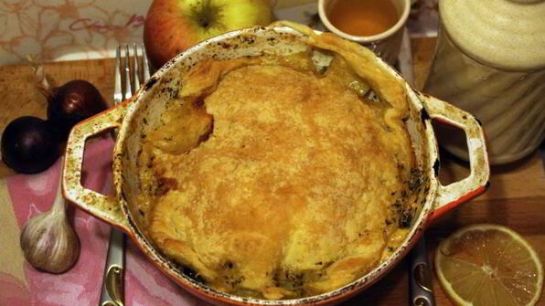 жаркое с языком и беконом под крышкой из слоеного теста сытый патрик