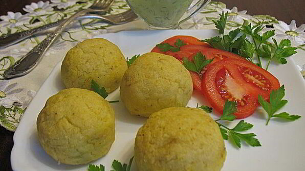 картофельные зразы с грибами, запеченные в духовке с луковым соусом без муки