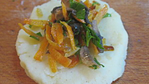 картофельные зразы с грибами, запеченные в духовке с луковым соусом без муки