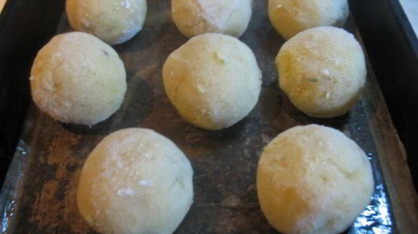 картофельные зразы с грибами, запеченные в духовке с луковым соусом без муки