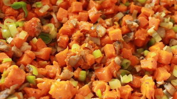 куриные зразы с тыквой, грибами и соусом