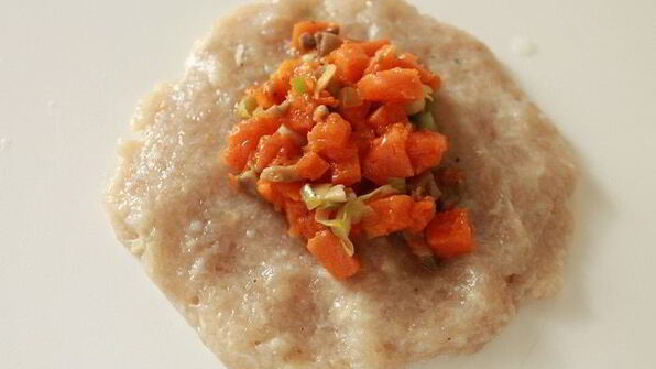 куриные зразы с тыквой, грибами и соусом