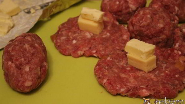 мясные зразы с сыром и сливочным маслом