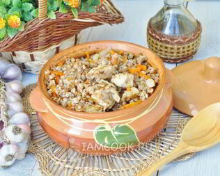 Гречка с курицей в горшочках