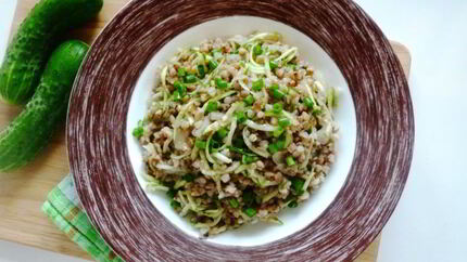 Гречка с огурцом и луком