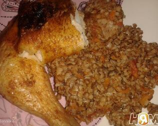 Гречка с овощами и грибами в томатном соусе