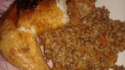 Гречка с овощами и грибами в томатном соусе