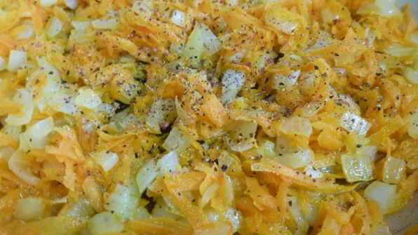 гречка с овощами и мясной тушенкой