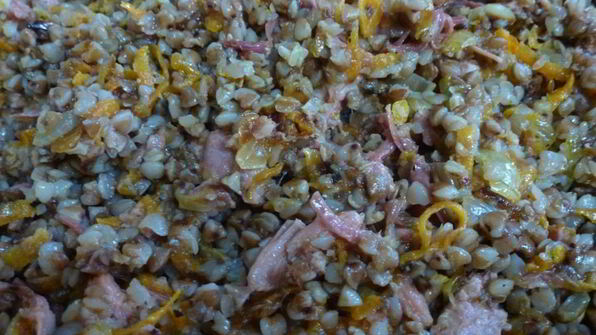 гречка с овощами и мясной тушенкой