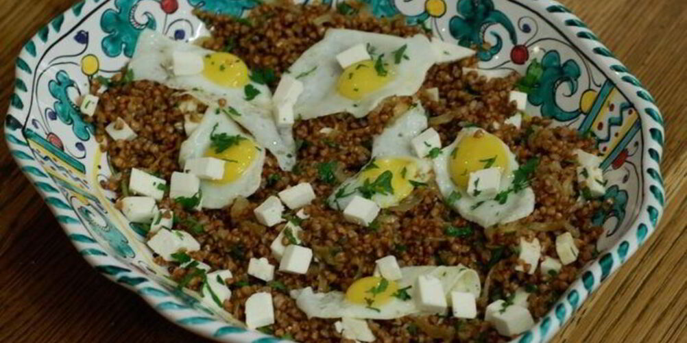 Рецепт гречки с перепелиными яйцами и овечьим сыром