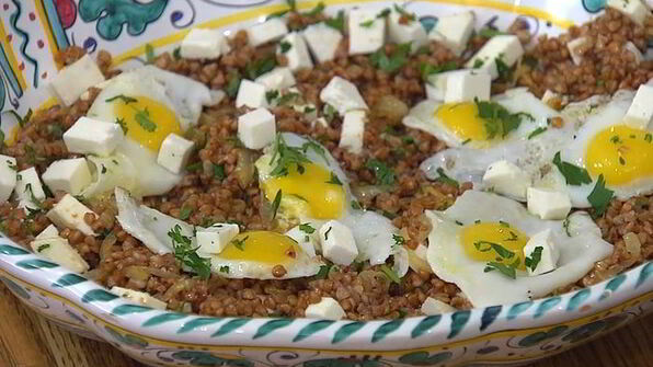 гречка с перепелиными яйцами и овечьим сыром