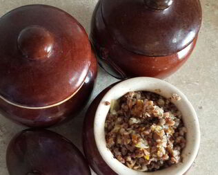 Гречка со свининой в горшочке по-купечески