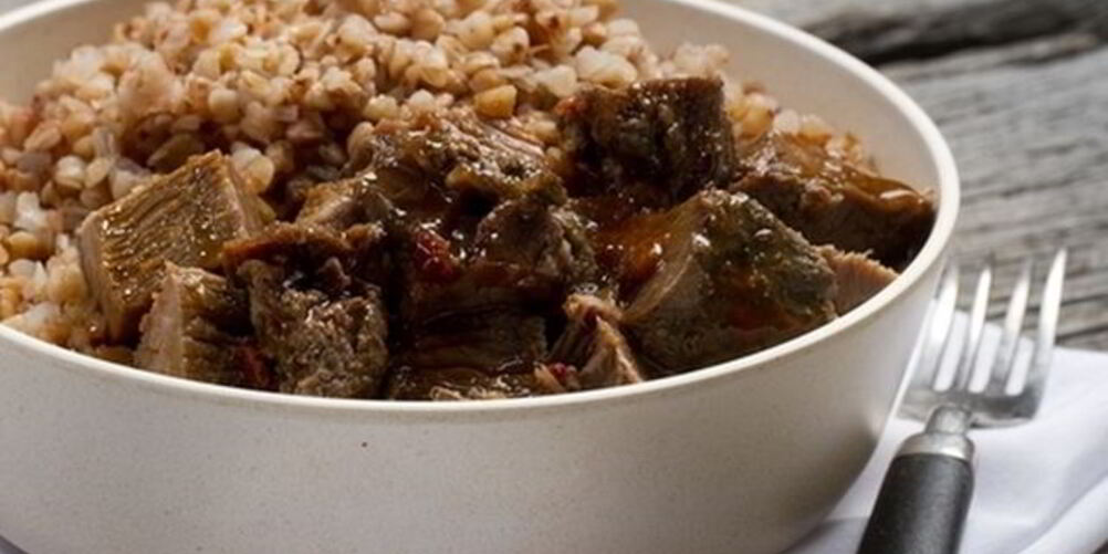 Рецепт гречневой каши с пряной говядиной и черносливом